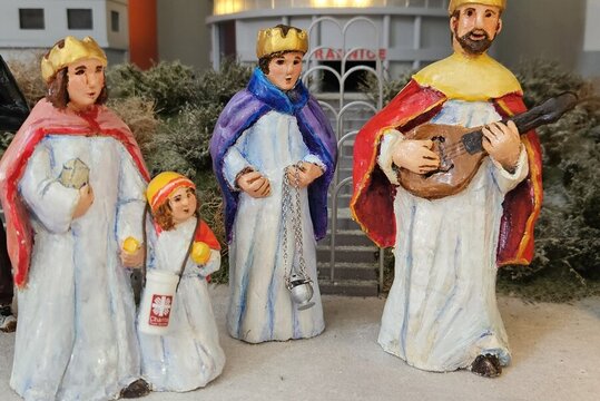 Koledování před obchodním centrem Lužiny